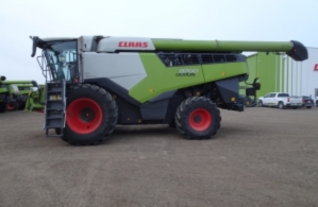 2023 CLAAS Combine 8700
