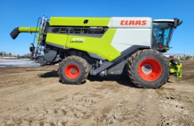 2021 CLAAS Combine 8700