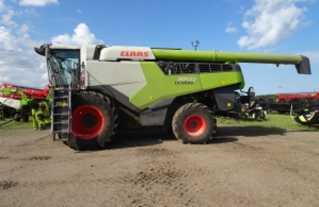 2022 CLAAS Combine 8700
