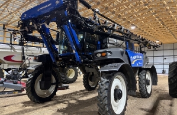 2016 New Holland Sprayer/High Clearance SP.400F