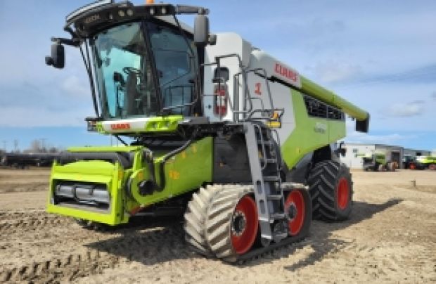 2022 CLAAS Combine 8700TT